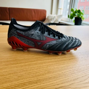 Mezuno fotbollsskor  - Storleken är 40,5 och det är ett par mezuno fotbollsskor ramos edition. Skonra kan användas på både konstgräs och naturgräs och det har bara blivit använda i en sesong och är lite slitna 