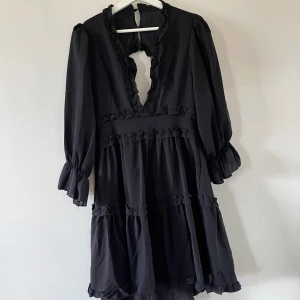 Klänning med öppen rygg 🖤 - Söt klänning med öppen rygg. Storlek M 🖤