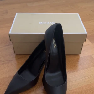 Michael Kors Klackskor - Hejj, säljer mina helt nya Klackskor från Michael Kors, nypris ligger på 1500kr, hör av er vid funderingar <3 