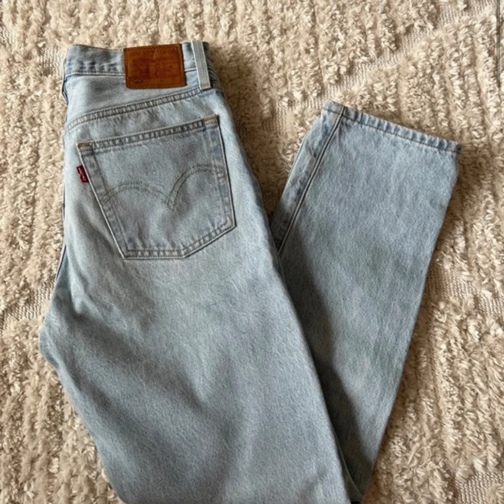 Ljusa Levis jeans i modellen 501, använda fåtal gånger. I princip som nya. Köpta för 1300kr. Storlek w26 L28. Jeans & Byxor.