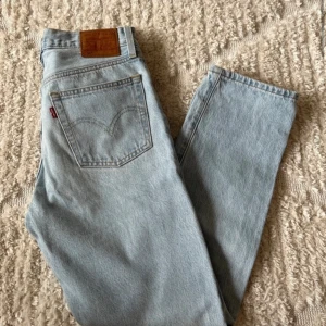 Levis jeans - Ljusa Levis jeans i modellen 501, använda fåtal gånger. I princip som nya. Köpta för 1300kr. Storlek w26 L28