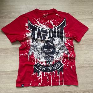 Röd Tapout T-shirt i size M med riktigt fet stor print. Bra skick förutom bortklippt tvätt-tag på insidan. Jag på bild är 183cm/80kg men DMa för mått eller frågor. 😝Riktigt Laidback avicii