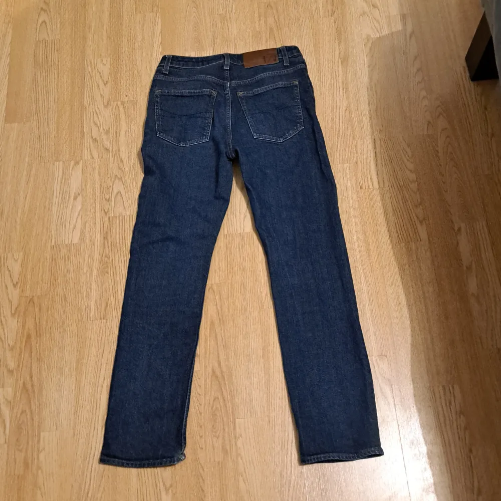 Säljer ett par mörblåa jeans från tiger of sweden  Skicket på byxorna är väldigt bra ca 8/10. Jeans & Byxor.