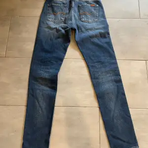 Säljer nu mina sjukt snygga 7 for all mankind jeans säljer dom pågrund av att dom är för stora, köpta för 2700 sprillans nya, storlek 28/32 passar dig som är runt 177-182, bara att skriva vid funderingar💪🏼