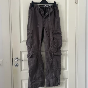 Cargo byxor  - Cargo byxor från bershka, jättefina byxor  passar tyvärr inte mig längre. 