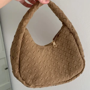 SÖKER VÄSKA GLITTER - Söker bottega liknande väska i beige från glitter. 