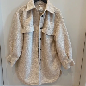 Jacka - Storlek M(skulle säga att den är mycket oversize) Jackan är i nyskick.