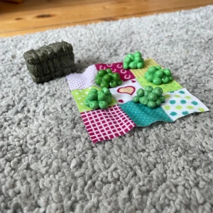 Mat sett  - 5 äpplen, en höbal och en picknick filt 