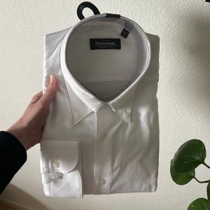Vit herr skjorta  - Aldrig använd. Köpt för 599kr säljes för 70kr. Köpt på herr avdelningen.