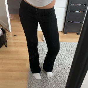 Lådmidjade jeans  - Suuuuperfina lågmidjade jeans från esprit, inte så mycket använda då ja har andra ja gillar mer, står ingen storlek men skulle gissa ungefär 36, är 170 för referens❤️