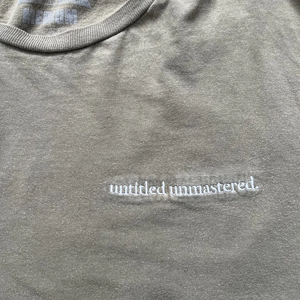 Untitled unmastered t shirt från Kendrick Lamars merch 2016. Det är svårt att få fram färgen på bild men det är samma färg som på albumet ”untitled unmastered”. Storlek M men skulle säga att den passar XS-M för både män och kvinnor.. T-shirts.