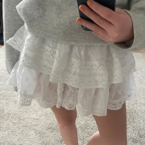 Kjol - Så fin kjol från american eagle. Köpt i usa för ett år sedan så går inte att få tag på, köpt för 800💕