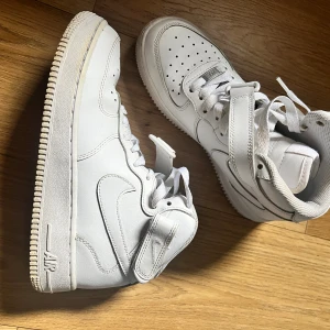 Nike air force - Säljer mina höga air force då jag har för mycket skor, bra skick men sulorna är lite missfärgad som man ser på bilderna 🖤