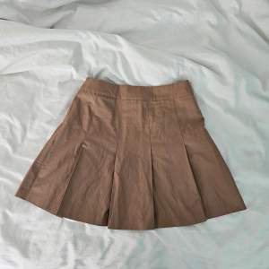 Säljer denna söta kjol då den inte kommer till användning. Färgen är som på första bilden. Nästan ny.😊