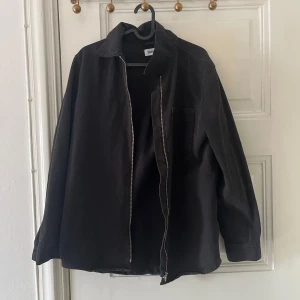 Svart overshirt - Svart overshirt från Weekday herr o storlek XS, passar både till killar och tjejer! Kan användas som vårjacka med