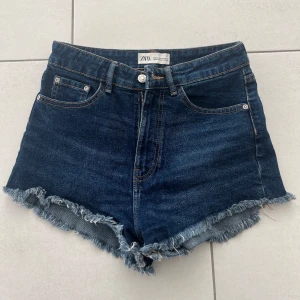 Jeansshorts Zara - Ett par perfekta jeansshorts från Zara. Bekväma och så sköna. Strl: 36, passar mig som har strl S. Pris kan sänkas vid snabb affär🥰