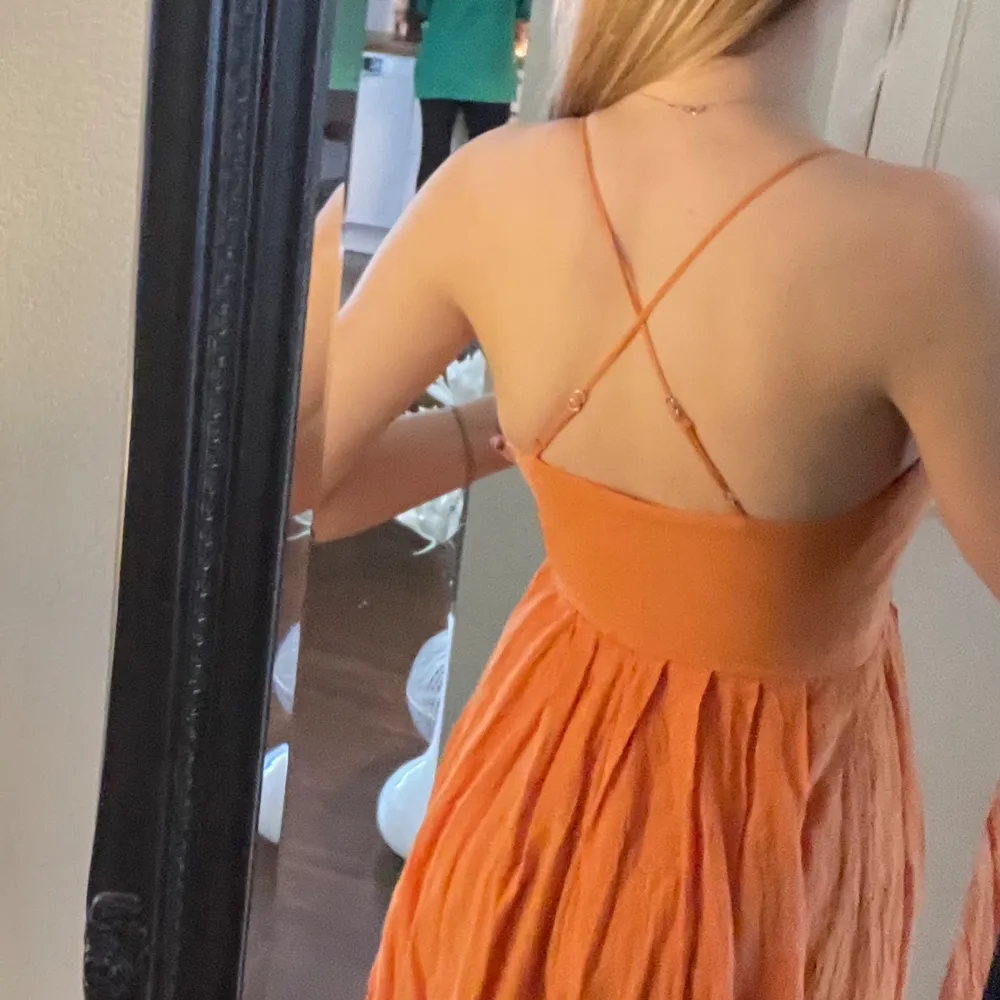 Säljer denna jättefina orangea långklänningen med korsad rygg då den är för liten för mig. Klänningen är från H&M i strl 34 och har inga defekter. Pris går att diskutera! Obs: den första bilden är från den tidigare ägaren🤗🥰💕. Klänningar.
