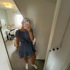 Blå klänning - Säljer min fina blåa klännning!🫶🏻 Den har reså i midjan vilket gör att det kan se ut som en kjol om man har en tröja över💓Köpte den förra sommaren och den är använd ett fåtal gånger🫶🏻Tryck inte på köp nu🤩