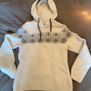 Ivanhoe Cozy  sweater -Hoodie. Storlek 38. Använt någon enstaka gång så i jätte fint skick.  80% lammull 20% polyamid 