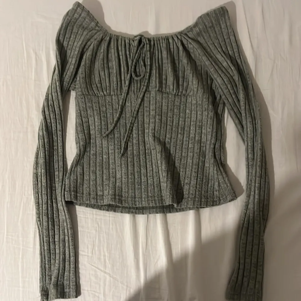 En fin tunn tröja som Passar fint med en kjol eller jeans. Det är skönt matrial . Tröjor & Koftor.