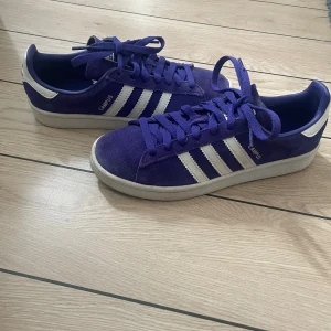 Adidas campus  - Knappt använda och är i bra skick, är blå lila i färgen