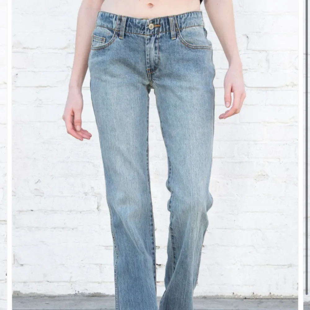 Säljer mina jättesnygga jeans från brandy melville som jag inte längre använder. De har lite slitningar längst ner på byxorna pga de är lite för långa för mig som är 1,65.. Jeans & Byxor.