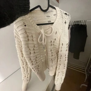 Zara tröja - Säljer nu min tröja från zara, helt ny, använt 1 gång. ❣️❣️Jag har storlek S och tröjan passar mig.