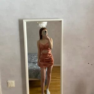 Klänning  - Säljer denna jättefina klänning har bara använt den en gång, jättefint skick säljer en exakt likadan klänning i storlek M💗