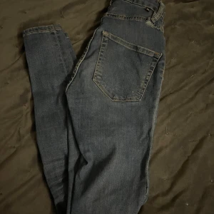 Skinny jeans - Byxor från lager 157 Dom är lite trasiga där man lägger bältet 