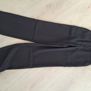 Kostym byxa  - Kostym byxa fr NAKD  Aldrig använda  Stl 32  Frakt tillkommer 