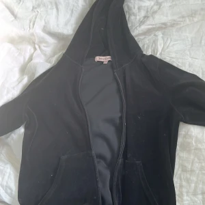 Kofta  - Jätte snygg svart juicy couture kofta. Storlek L men passar som S