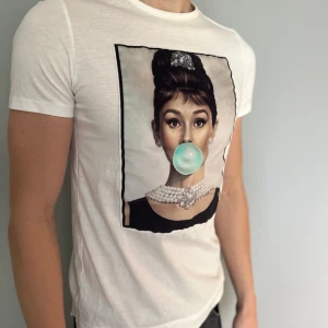 Limitato T-shirt - Vit Limitato t-shirt i storlek xs, boxen ingår men har inte kvar certifikatet. 