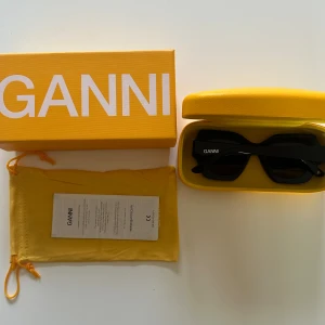 Ganni solglasögon  - Ganni solglasögon svarta.  Modell Ivy. 