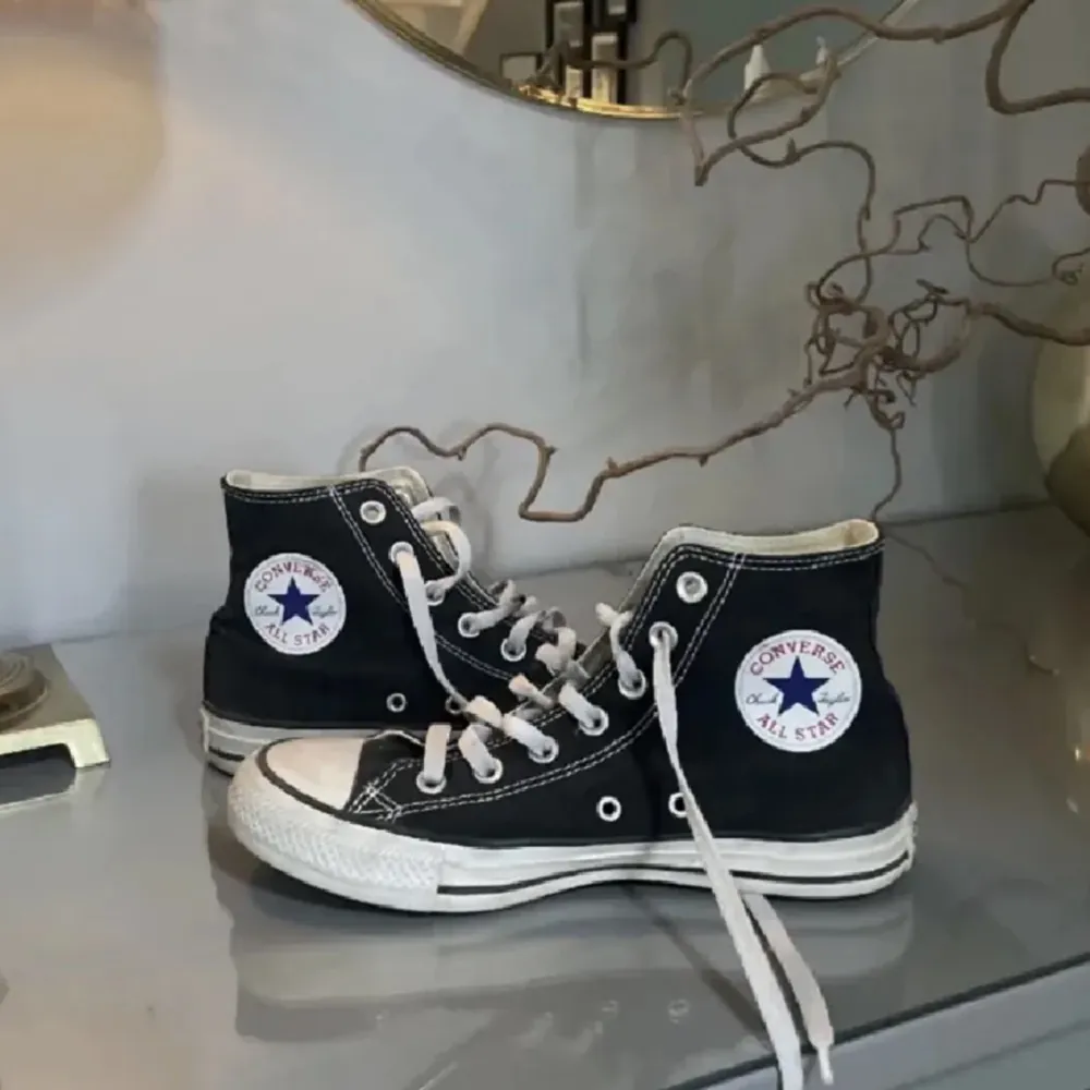 säljer dessa svarta Converse i storlek 39 men passar mig som är 38, köpt från zalando, rengörs innan postning annars inga defekter ❣️. Skor.