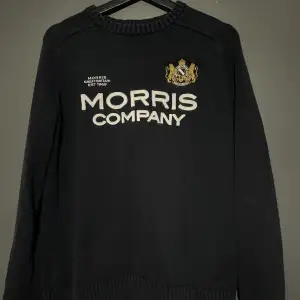 Nu säljer vi denna stickade Morris tröjan som är använd ett fåtal gånger i storlek s. Ny pris 899kr
