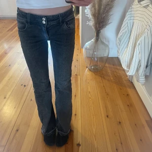 Lågmidjade jeans  - Säljer dess snygga lågmidjade jeansen, knappt använda och i mycket bra skick, har sprättat upp sömmen längst ned så att de skulle bli längre, passar perfekt i längden för mig som är ca 167💕 storlek 158 passar xxs - xs