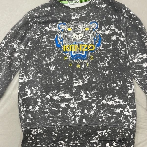 Kenzo tröja - Tröjan är i i storlek medium och i bra skick inga hål eller fläckar, köpt nyligen. Inte använt tröjan särkilt mycket 