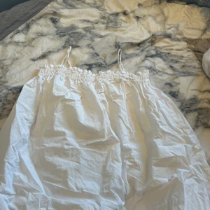 Vit klänning - Vit klänning från hm, aldrig andvänt men inte kvar prislapp