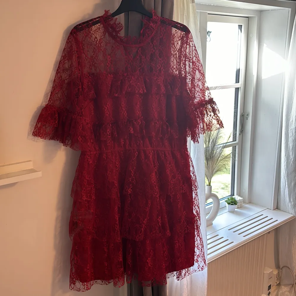 Röd klänning från bubbelroom hör gärna av er vid funderingar eller fler bilder🥰. Klänningar.