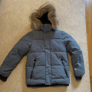 Blå barn jacka med äkta päls  - Blå barn jacka från Molo med ÄKTA päls. Bra skick💕 priset kan diskuteras 💕