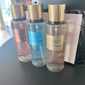Victoria secret bodymist  - Tryck på köp nu ifall du vill köpa aqua kiss🩵 ifall du är intresserad av de andra kolla mina andra annonser 💕 helt nya bodymists 