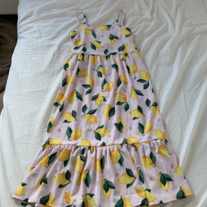 Superfin klänning! - Säljer en superfin kläning med citroner och blommor på💗 Nästan helt oanvänd, använt typ 1 eller 2 gånger💗 I nyskick och helt utan defekter💗 lägg gärna prisförslag🫶🏼🫶🏼 Säljer då den inte kommer till användning💕