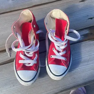 Säljer dessa röda converse skor för 500. I barnstorlek 31. Dom är i nyskick änvänt använd några gånger