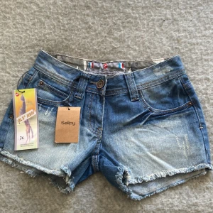 Lågmidjade jeansshorts - Dessa är ett par Lågmidjade shorts i nyskick som jag fick hem från sellpy idag. De är i storlek 26 som motsvarar 66cm i midjemått. De har kvar båda lapparna.