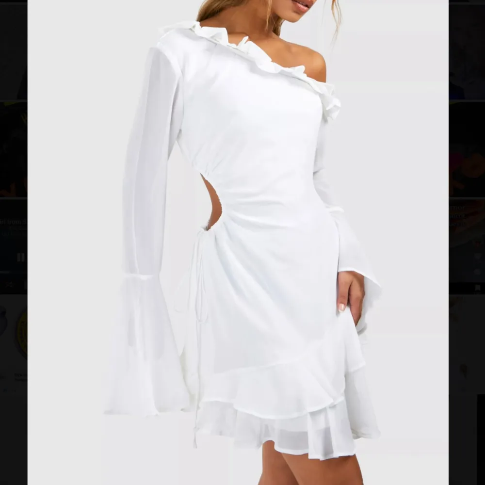 Helt ny vit klänning som passar perfekt till student, sommar mm. Ny med prisfall från boohoo Strl 8 (36) . Klänningar.