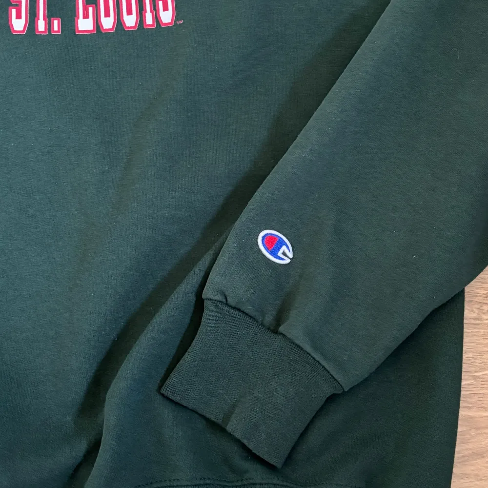 Grön champion sweatshirt inköpt vintage. Använd en del men i fint skick <3 skriv privat för fler bilder eller mått , storlek M. Tröjor & Koftor.