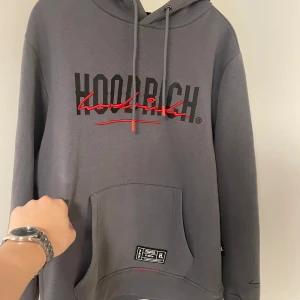 Hoodrich hoodie sällsynt modell - Säljs inte längre i butik (sällsynt). Köpt på JD i Gallerian Stockholm för 1000kr. Använd 5-7 ggr. Skick 9.5/10
