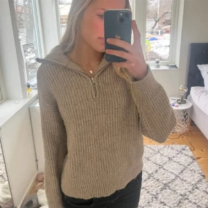 Stickad tröja  - Jätte fin beige tröja! Bra skick❣️ köpte från Zaras barnavdelningen men passar mig som är 169 lång, så skulle säga en xs/s ungefär! 