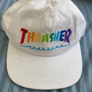 Trasher keps - Oanvänd vit Trasher keps med regnbågsfärgad bokstäver i strl Onesize