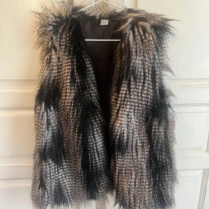 Päls väst - Säljer en päls väst i stolek M. Skicket är 10/10 och har aldrig använts. Säljer direkt för 350kr + frakt❤️ Tveka inte att kontakta mig om ni undrar något❤️